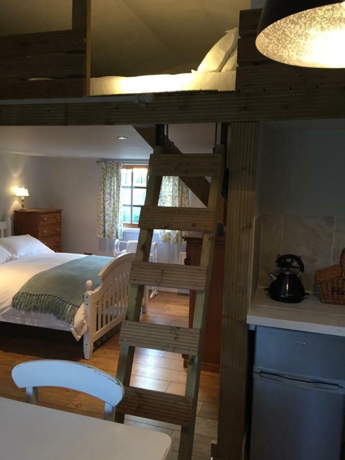 Stapehill Lodge B&B Hampreston Dış mekan fotoğraf
