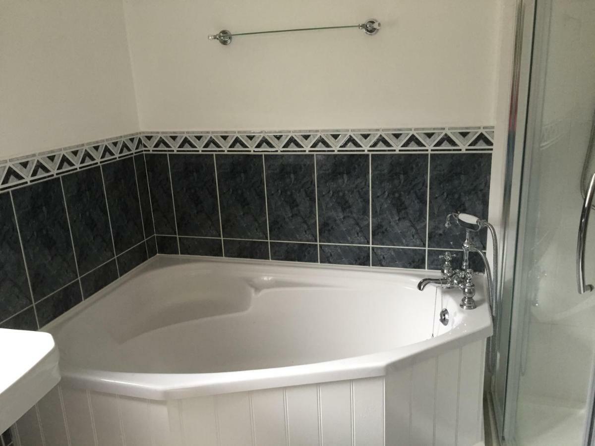 Stapehill Lodge B&B Hampreston Dış mekan fotoğraf